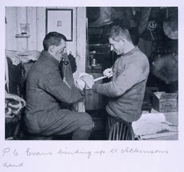 Evans vendando la mano congelada del Dr. Atkinson, de 